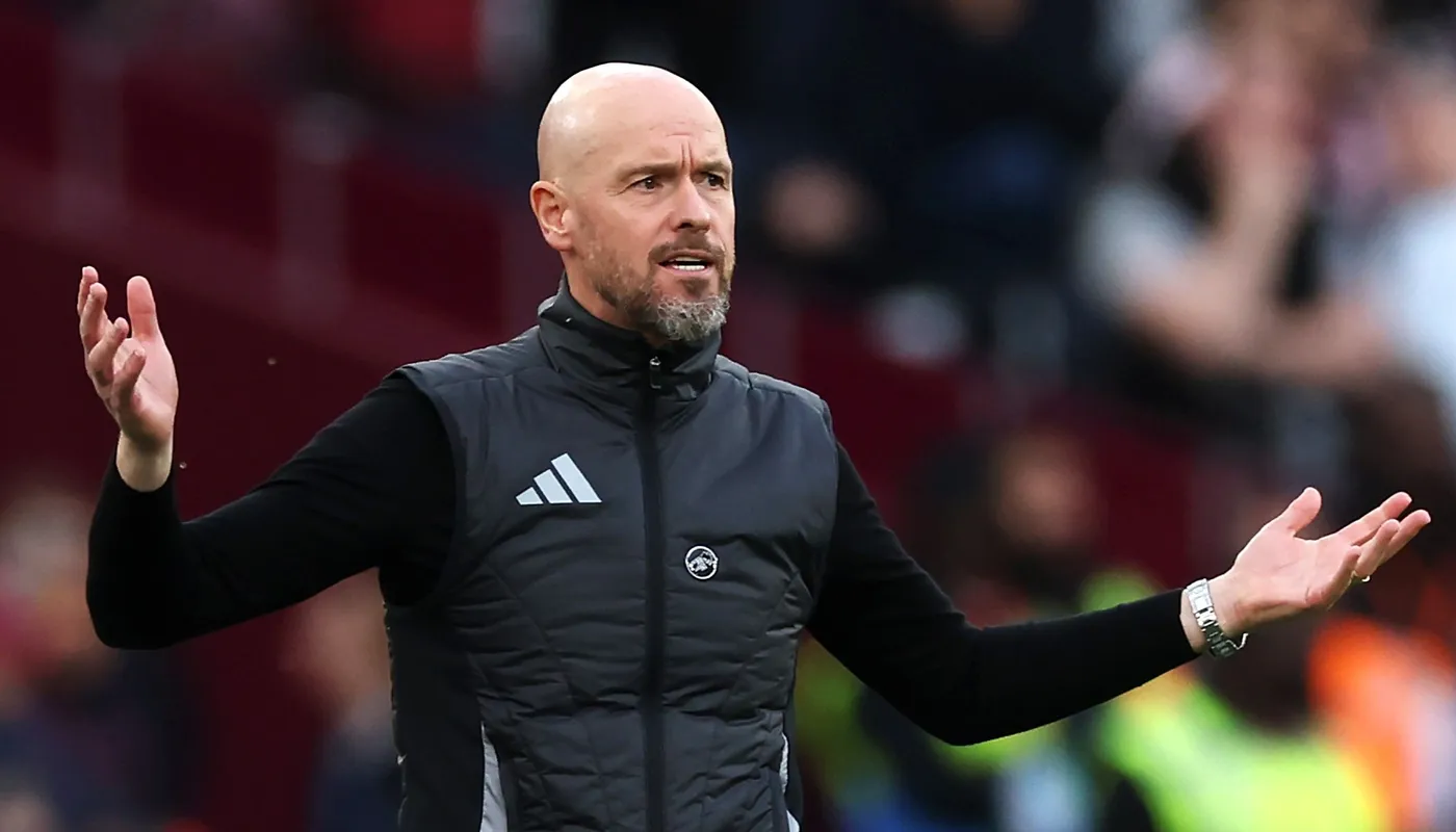 Manchester United hugs Ten Hag off