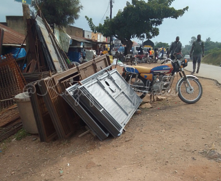 Power outages leave business operators outraged,Kazo district